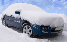 Машины засыпало снегом