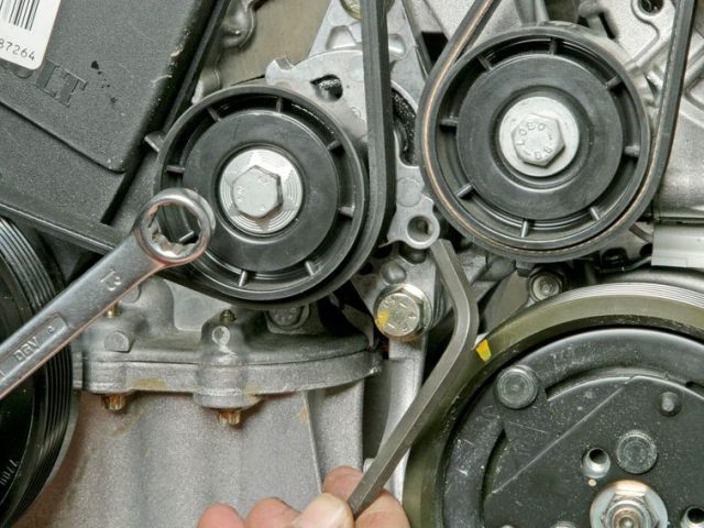 Замена ремня вспомогательных агрегатов Renault Megane