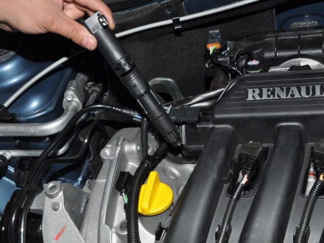 Вынимаем катушку зажигания Renault Sandero 16 клапанов