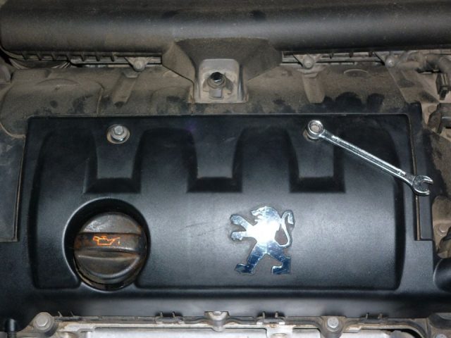 Верхняя крышка двигателя Peugeot 207